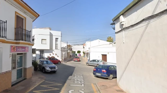 Una mujer es asesinada a tiros en plena calle por su expareja en Pizarra, Málaga