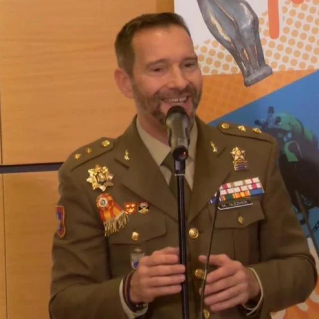 Un teniente coronel sorprende cantando a la ministra Robles en la clausura unos premios de las Fuerzas Armadas