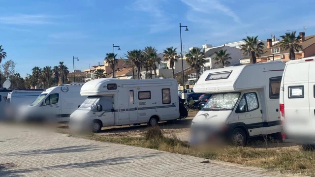 Un mar de caravanas duerme en primera línea de la playa de València