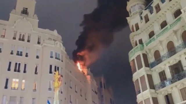 Se incendia la terraza de un edificio de Valencia por la caída de una bengala