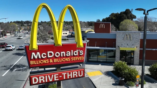 Suben los precios de McDonald&#39;s, por lo que los estadounidenses de bajos ingresos comen cada vez más en casa