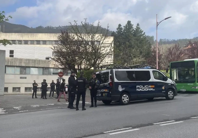 Policía Nacional custodia el hospital Valle del Nalón por los ataques de una familia al personal médico