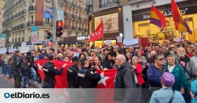 Cientos de manifestantes irrumpen en Génova, frente a la sede del PP, exigiendo la dimisión de Ayuso