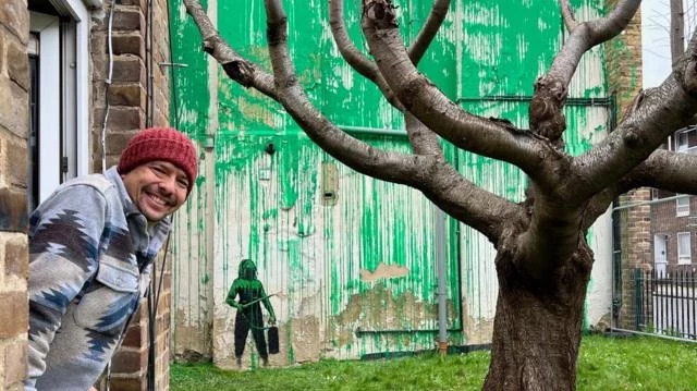 "¿Tú eres Banksy?": el día que el artista callejero más famoso y enigmático del mundo pintó un mural junto a mi casa
