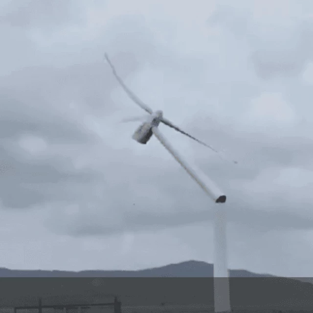 El fuerte viento de levante rompe un aerogenerador en Tarifa