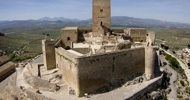 Uno de los castillos más bonitos de España: está en un pueblo y fue considerado una fortaleza “inaccesible”