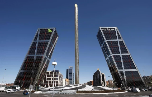 La ruina del Obelisco de Calatrava donado a Madrid: funcionó solo tres meses y el Ayuntamiento no asume su caro mantenimiento