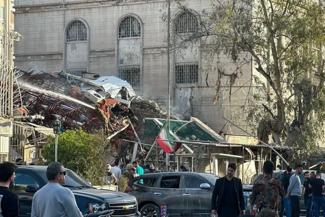 Irán culpa a Israel del ataque junto a su embajada en Siria y confirma la muerte de un comandante de la Guardia Revolucionaria