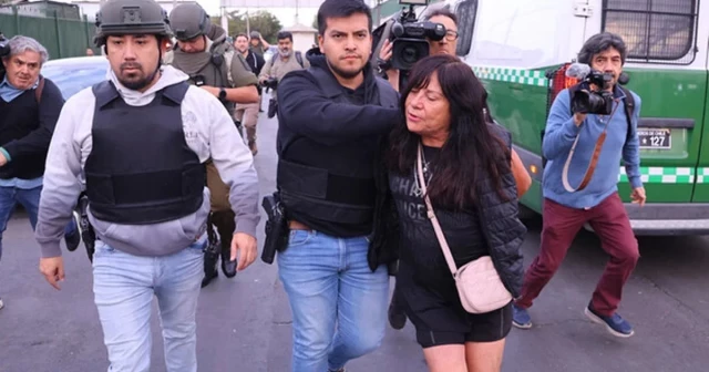 Chile: Una mujer le quitó el arma a un guardia y disparó hiriendo a tres personas mientras la TV transmitía en directo en un mercado