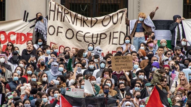 El organismo de gobierno estudiantil de la Facultad de Derecho de Harvard califica la guerra de Israel contra Gaza como un "genocidio" [ENG]