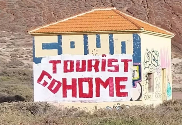 Los turistas británicos responden a la "turismofobia" en Tenerife: "Que os j**** nosotros pagamos vuestros sueldos"
