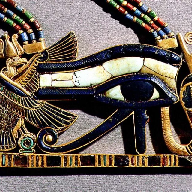 Amuletos y figuritas al estilo vudú, conjuros y protección mágica en Egipto