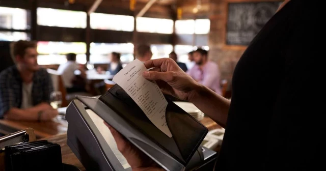 Una cadena de restaurantes se inventa una 'tarifa de marca' para quedarse las propinas antes de que cambie la ley que les obliga a dárselas a los camareros