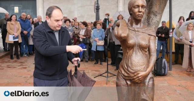Un ayuntamiento del PP en Sevilla autoriza la instalación de una estatua antiabortista en una plaza pública