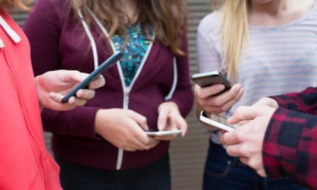 Reino Unido: Los ministros están considerando prohibir la venta de teléfonos inteligentes a niños menores de 16 años después de que varias encuestas hayan mostrado un importante apoyo público... [ENG]