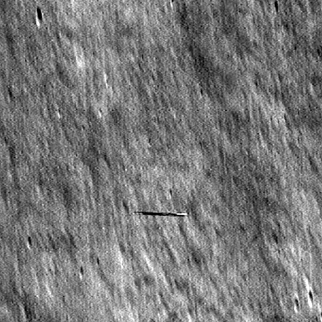 Esto es lo que pasa cuando dos sondas espaciales se fotografían al cruzarse sobre la Luna a 11.500 km/h
