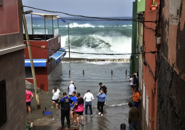 Las mareas vivas inundan varios barrios costeros de Canarias