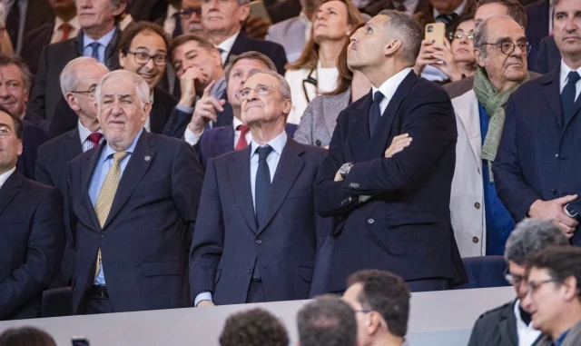 Siete ministros acompañan a Florentino Pérez en el palco del Bernabéu mientras se negocia la reforma de la ley del suelo