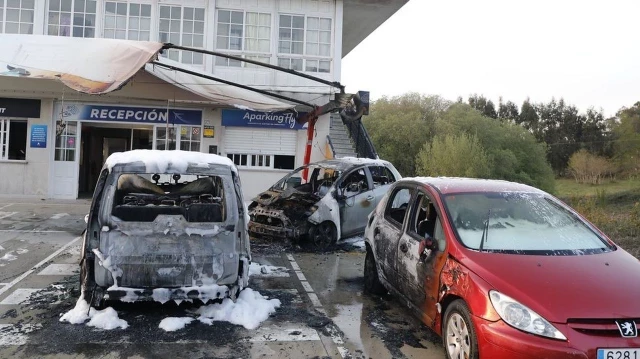 Un cliente de una empresa de alquiler de coches del aeropuerto de Santiago de Compostela agrede a los empleados y quema tres vehículos