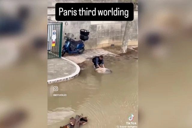 París: Un turista graba un vendedor de kebabs limpiando las bandejas en el río Sena
