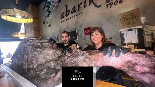 Premio gordo en este restaurante de Gijón: un rape de 55 kilos aterriza en sus cocinas