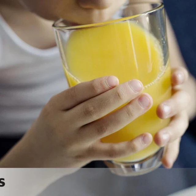 Fibra, azúcares y vitaminas: las diferencias nutricionales entre tomar zumo o néctar de frutas