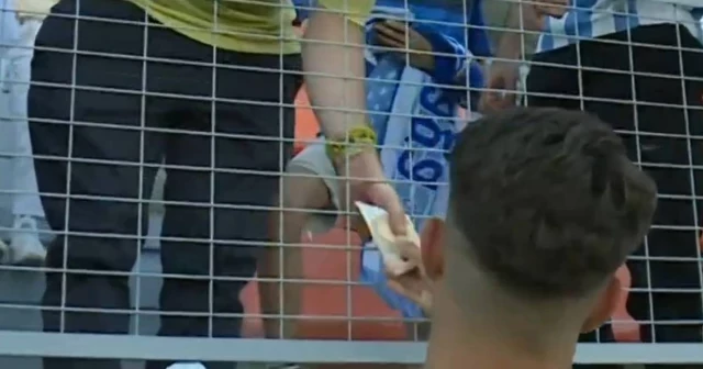 Un jugador del Málaga vende su camiseta por 50 euros en pleno estadio: "El club nos las cobra"