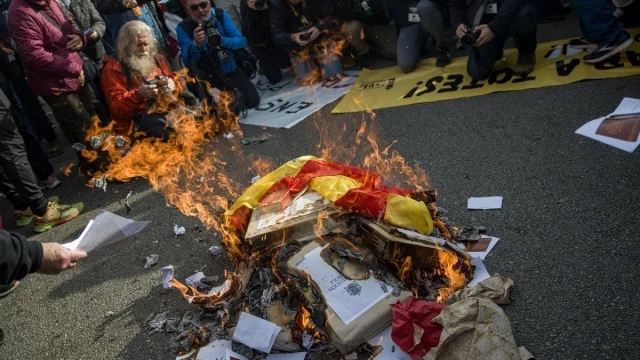 El Constitucional descarta que una condena por rajar la bandera de España vulnere la libertad de expresión