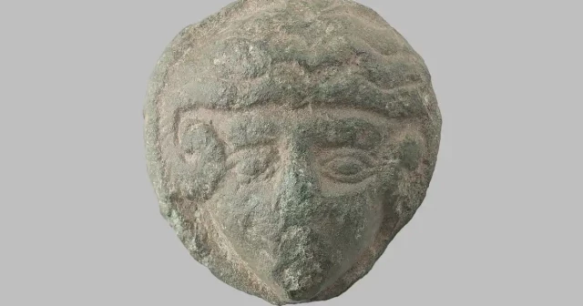 Descubren una pequeña pieza de bronce con el rostro de Alejandro Magno