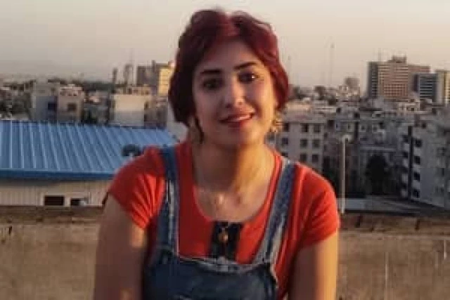 Atena Farghadani vuelve a ser encarcelada, esta vez por pegar uno de sus dibujos en una pared