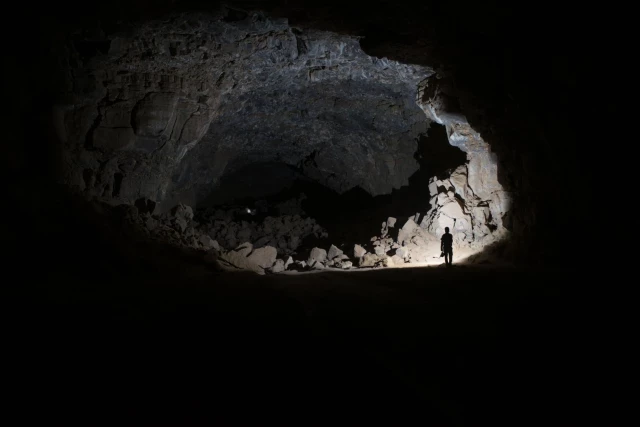 Primera evidencia de ocupación humana en una cueva de tubo de lava en Arabia Saudita (ENG)