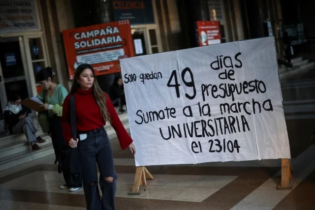 Universidades públicas de Argentina en riesgo de cierre por recorte de presidente Milei