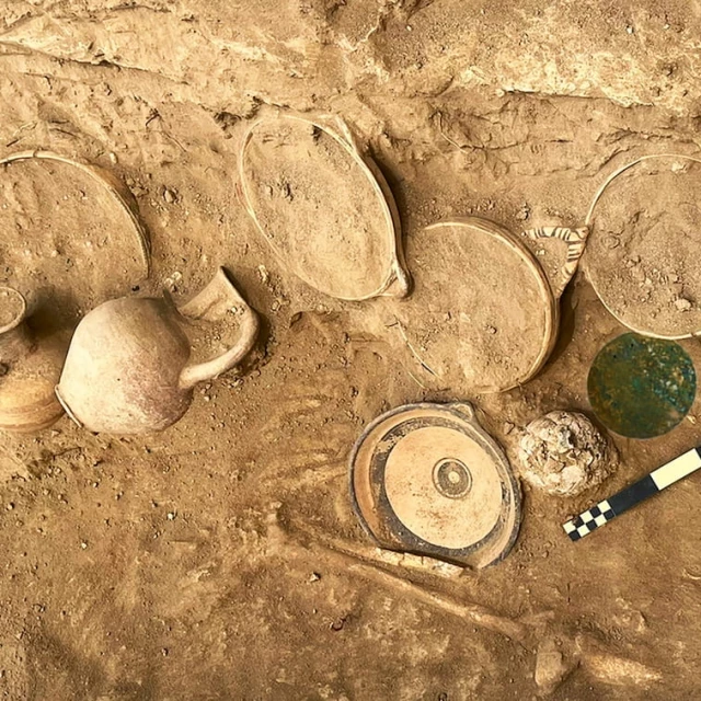Un raro espejo de bronce minoico de hace 3300 años, encontrado en el yacimiento de Hala Sultan Tekke en Chipre