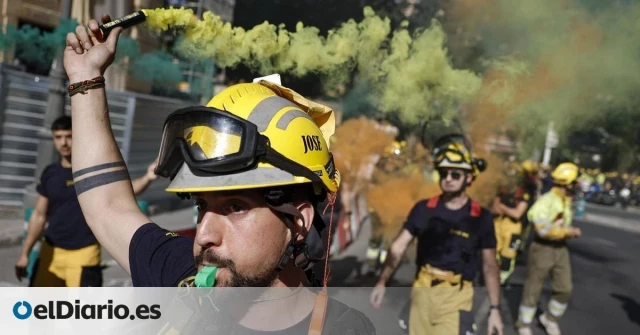 "Tira 'pal' monte, perro mantero": los insultos de un concejal del PP valenciano a los bomberos que se manifiestan