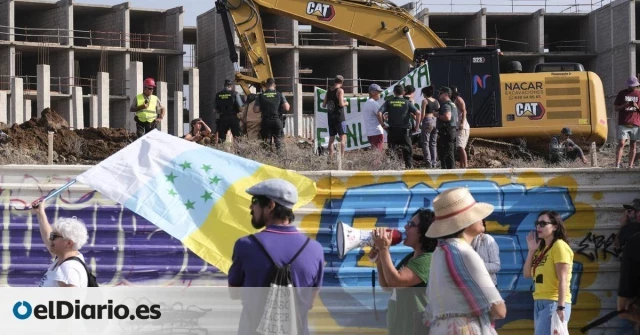Activistas entran en la obra del hotel de La Tejita y paralizan parte de la construcción para hacer "cumplir la ley"