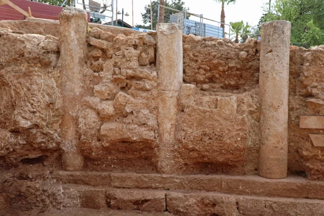 Una larga avenida columnada romana descubierta en la ciudad de Antalya