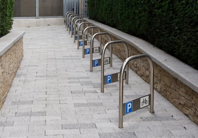 Se aprueba el requisito de dos plazas de aparcamiento para bicicletas por vivienda: la normativa europea supera su último obstáculo legislativo. [ENG]