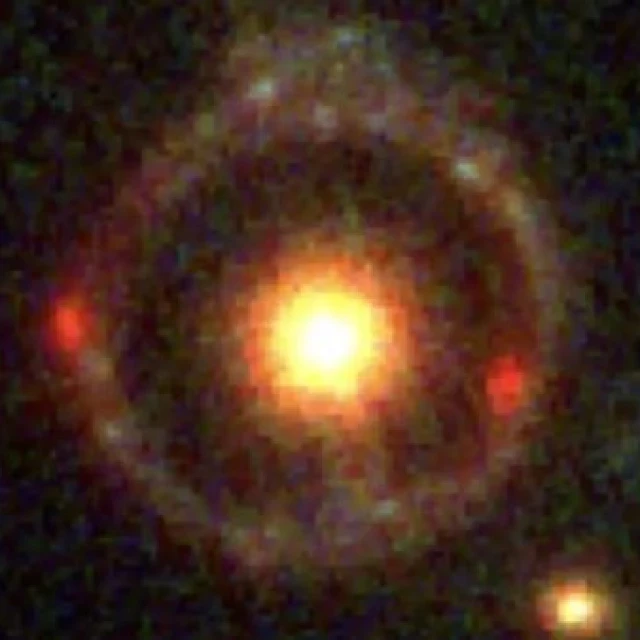 El exótico 'anillo de Einstein' sugiere que la misteriosa materia oscura interactúa consigo misma (eng)