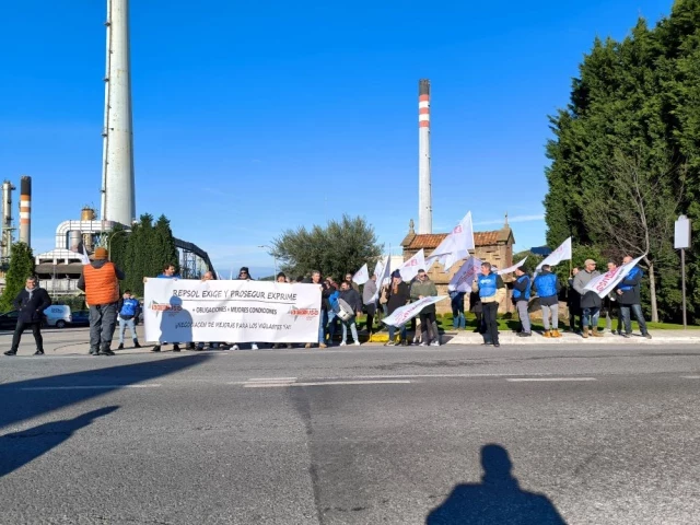 La huelga en la seguridad de la refinería de A Coruña toma forma: "Repsol se niega a asumir el acuerdo económico"