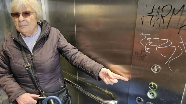 «A la entrada y dentro de los ascensores hay heces esparcidas, es asqueroso»