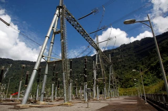 Ecuador: la insólita decisión de suspender durante 2 días la jornada laboral por la crisis energética que vive el país