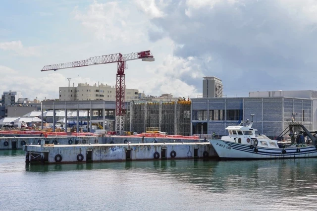Cataluña instalará una desalinizadora flotante en el Puerto de Barcelona y descarta los barcos