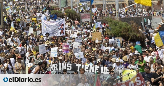 Miles de personas protestan en Canarias contra la masificación: &#39;&#39;Las islas no viven del turismo, el turismo vive de ellas&#39;&#39;