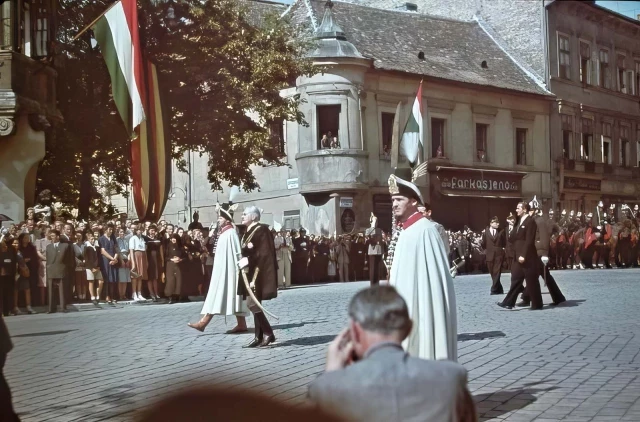 Fascinantes fotografías en color retratan la vida cotidiana en Budapest entre 1939 y 1944 (ENG)