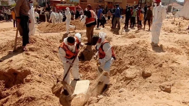 Otros 60 cuerpos en una fosa común en un hospital de Gaza, donde los muertos rozan los 34.100