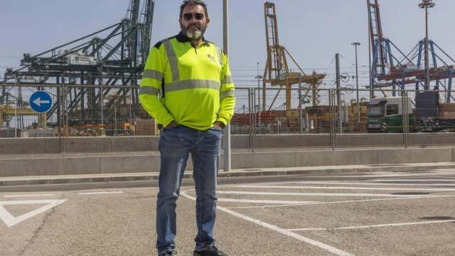 El estibador que cayó de la grúa que derribó un barco en Valencia: "La empresa me declara 'no apto' pero el INSS me obliga a trabajar"