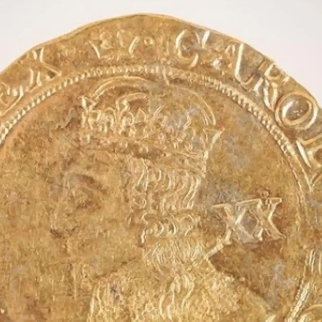 Un matrimonio encuentra mil monedas del siglo XVII al reformar su cocina