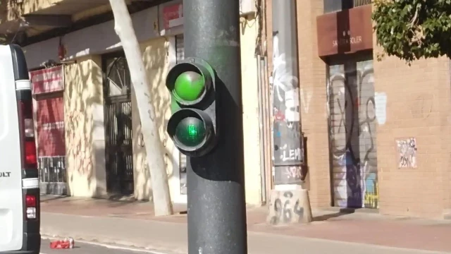 Una peligrosa gamberrada aparece en Valencia: pintar de verde el disco rojo del semáforo