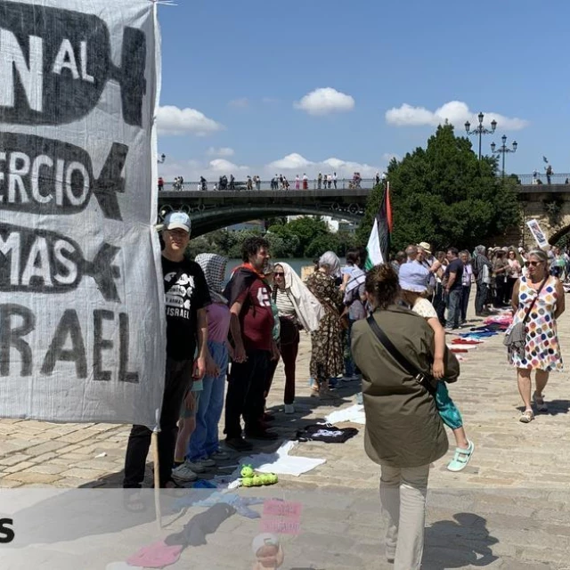 Una cadena con miles de personas pide en Sevilla que España no venda más armas a Israel