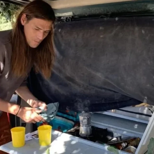 El chef de Ibiza que lleva tres años viviendo en su coche porque no puede pagar un alquiler en la isla